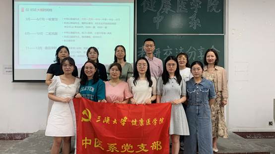 一群人站在一起合影 中度可信度描述已自动生成