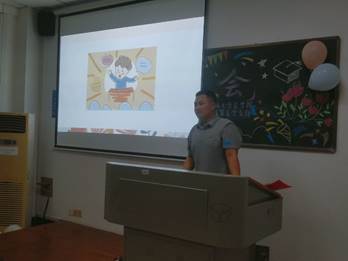 男人在电视前 低可信度描述已自动生成