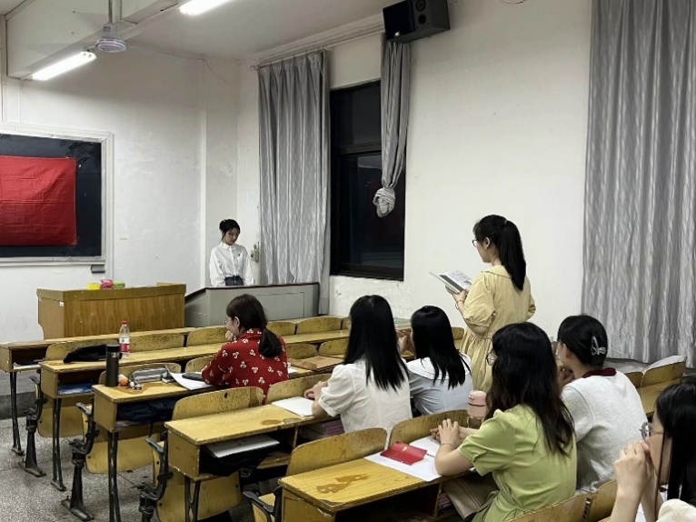 会议室里的人们描述已自动生成