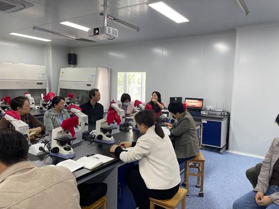一群人在厨房里工作 描述已自动生成